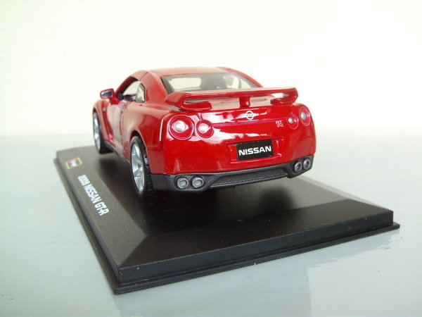 Bburago Nissan GT-R 2009 rot 1:32